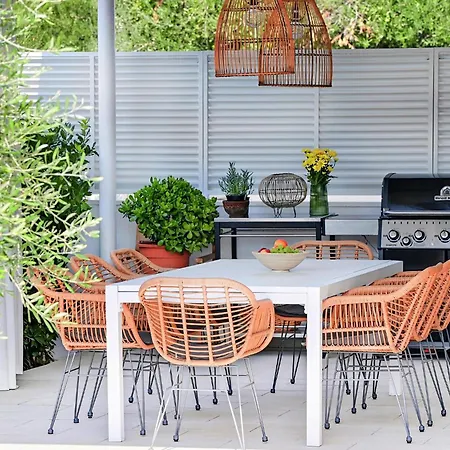 فيلة 5-bedroom Near Split With Pool