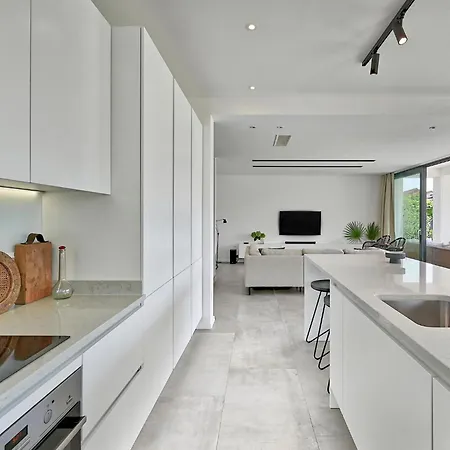 5-bedroom Near Split With Pool