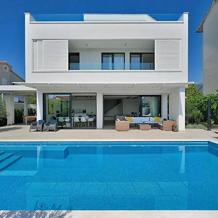 فيلة 5-bedroom Near Split With Pool *