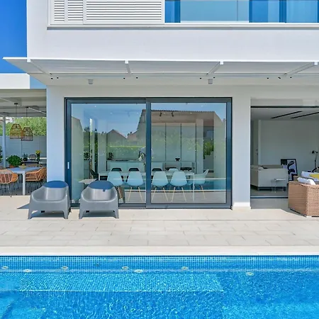 5-bedroom Near Split With Pool فيلة *