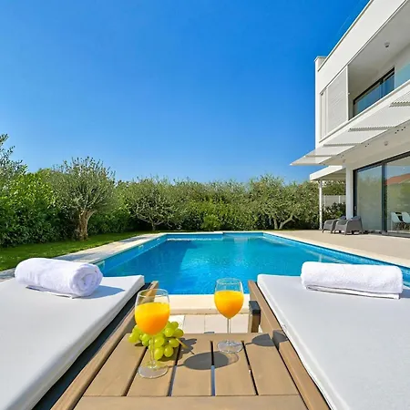 فيلة 5-bedroom Near Split With Pool *