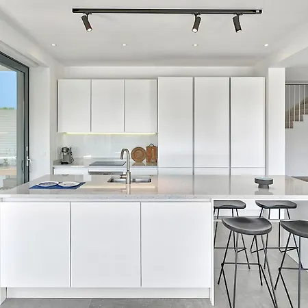 فيلة 5-bedroom Near Split With Pool