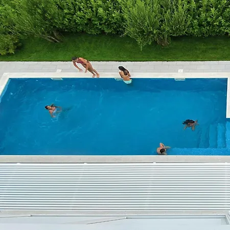 5-bedroom Near Split With Pool *