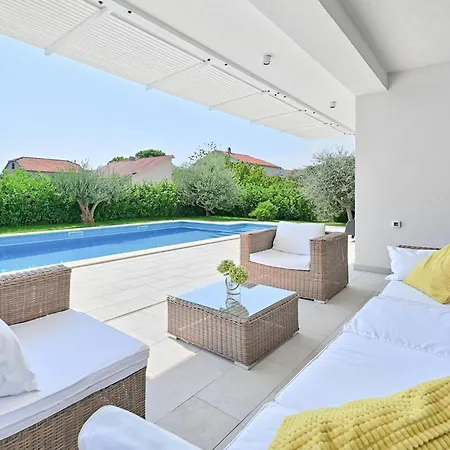 فيلة 5-bedroom Near Split With Pool *