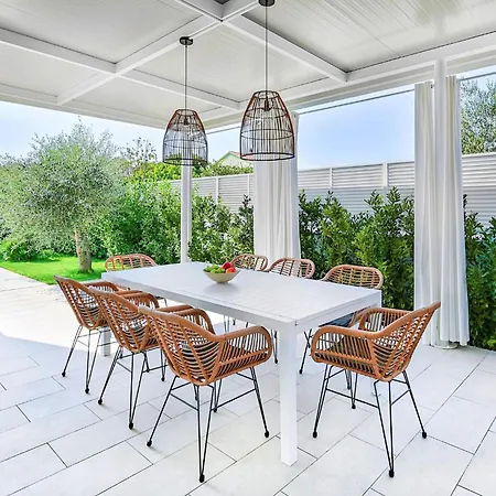 5-bedroom Near Split With Pool *