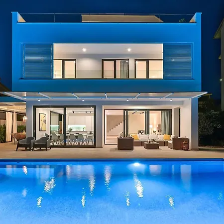 5-bedroom Near Split With Pool فيلة *
