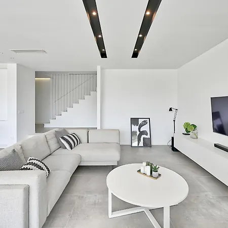 فيلة 5-bedroom Near Split With Pool