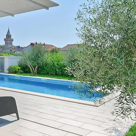 5-bedroom Near Split With Pool *