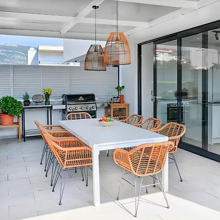 5-bedroom Near Split With Pool