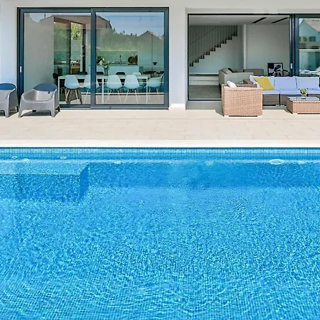 5-bedroom Near Split With Pool فيلة Kaštela