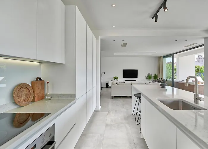 5-bedroom Near Split With Pool