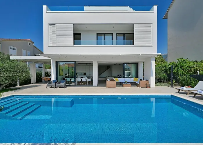 빌라 5-bedroom Near Split With Pool *