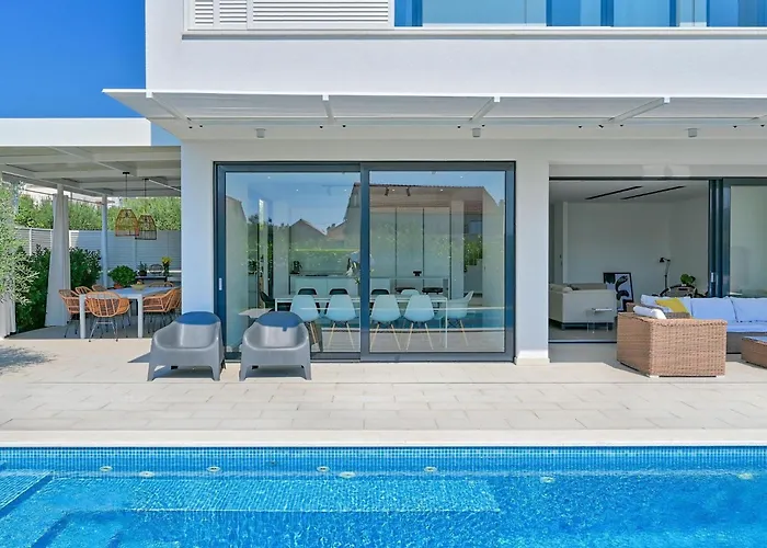 5-bedroom Near Split With Pool 빌라 *