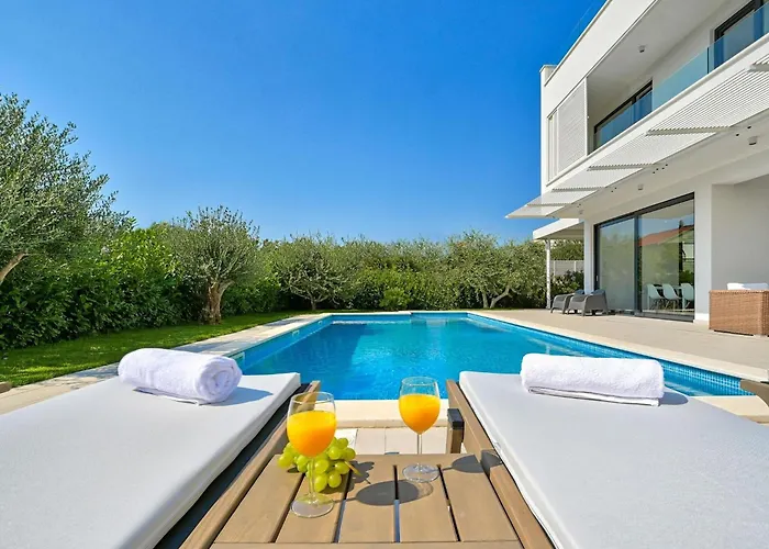 빌라 5-bedroom Near Split With Pool *
