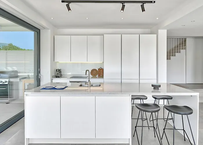 빌라 5-bedroom Near Split With Pool