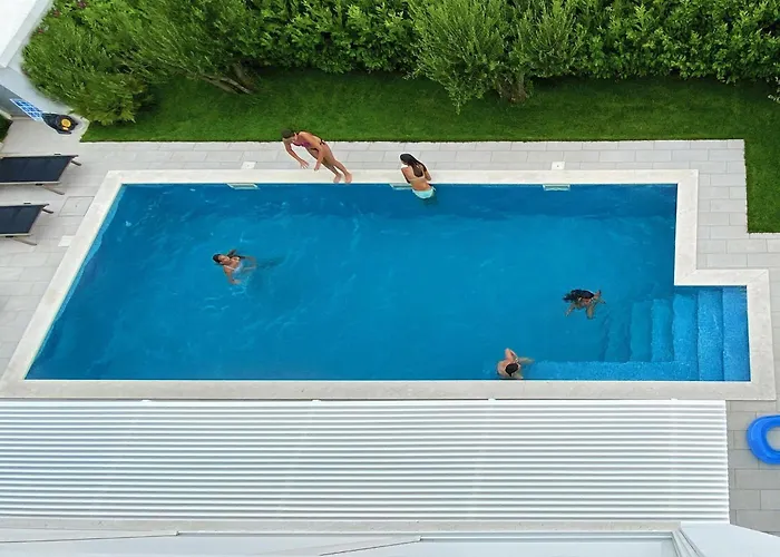 5-bedroom Near Split With Pool *