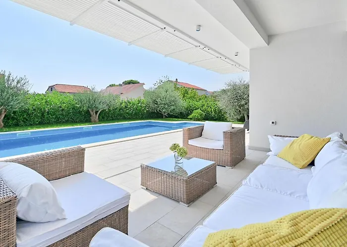 빌라 5-bedroom Near Split With Pool *