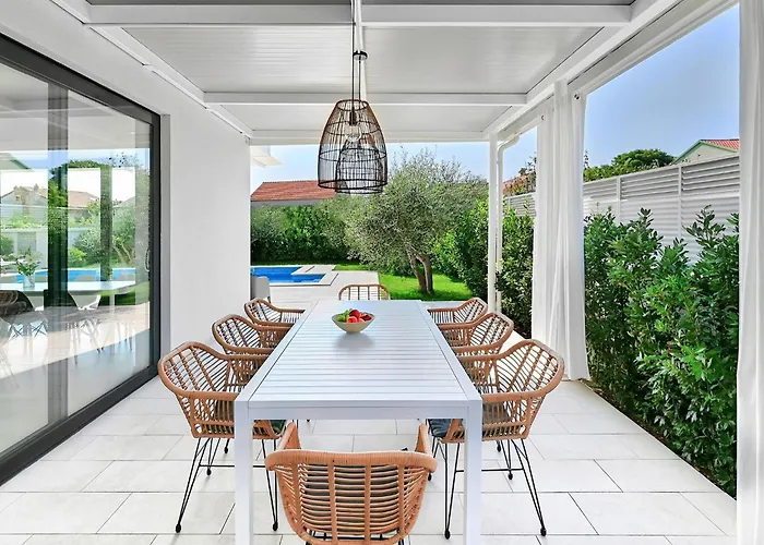 5-bedroom Near Split With Pool 빌라 *