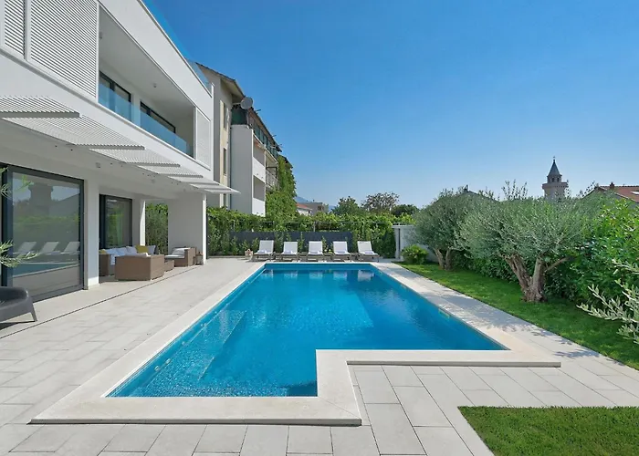 빌라 5-bedroom Near Split With Pool