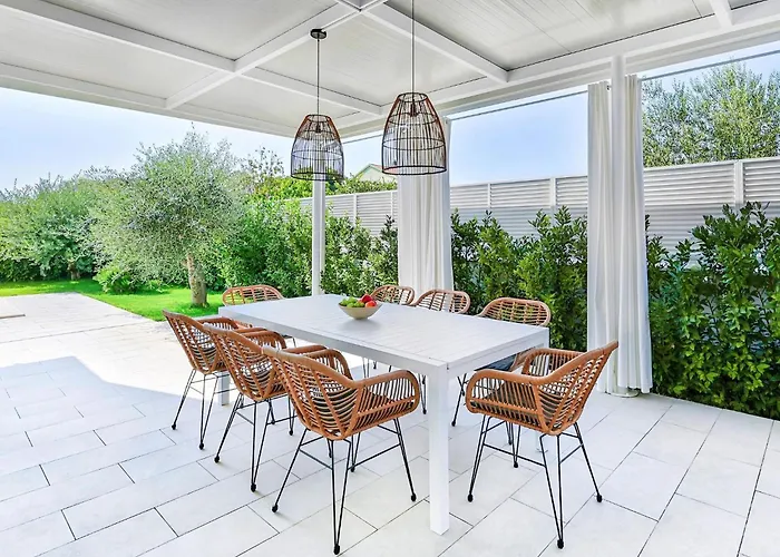 5-bedroom Near Split With Pool *