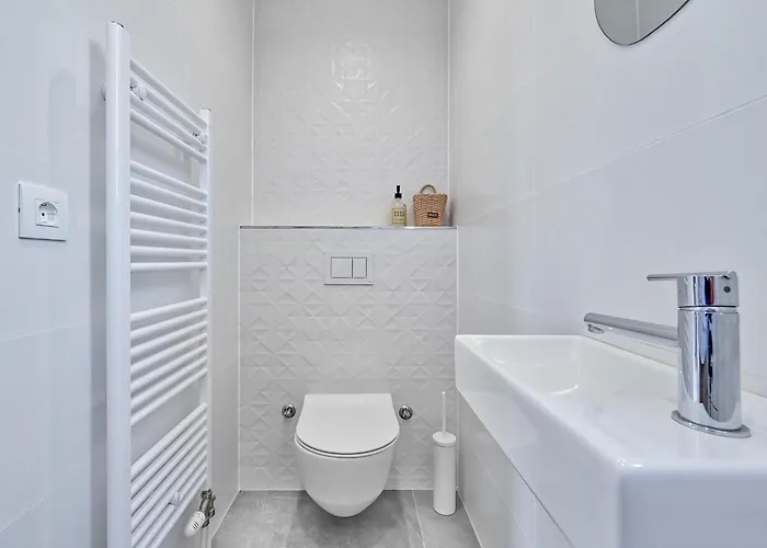 5-bedroom Near Split With Pool