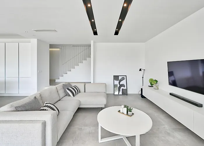 빌라 5-bedroom Near Split With Pool