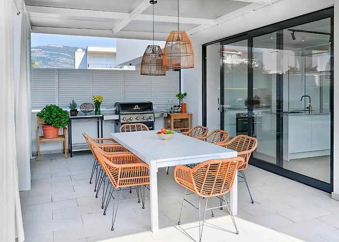 5-bedroom Near Split With Pool